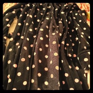 BLACK W/PINK POLKA DOT FLEECE ROBE